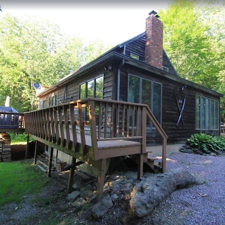 Quaint Stowe Cabin Exterior photo