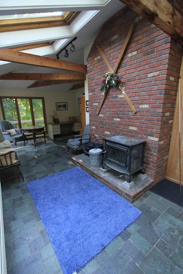 Quaint Stowe Cabin Exterior photo