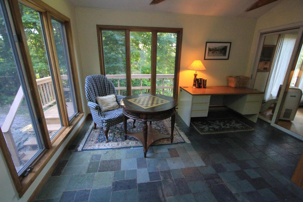 Quaint Stowe Cabin Exterior photo