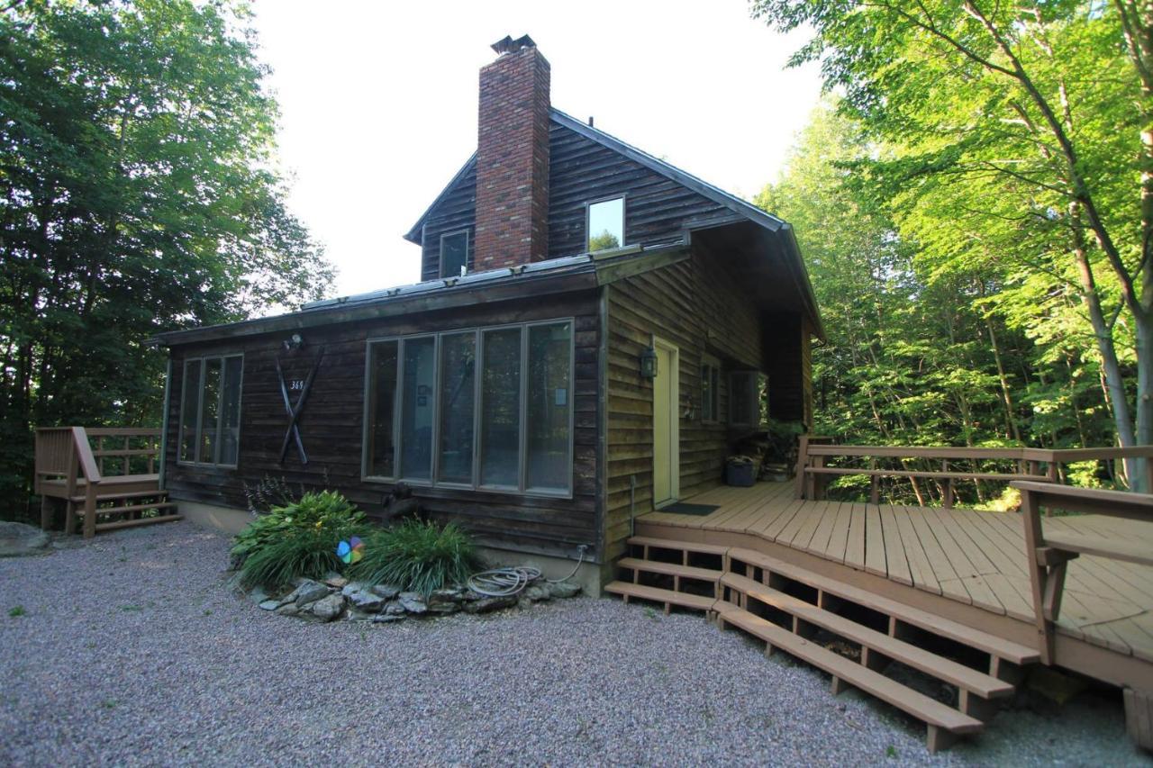 Quaint Stowe Cabin Exterior photo