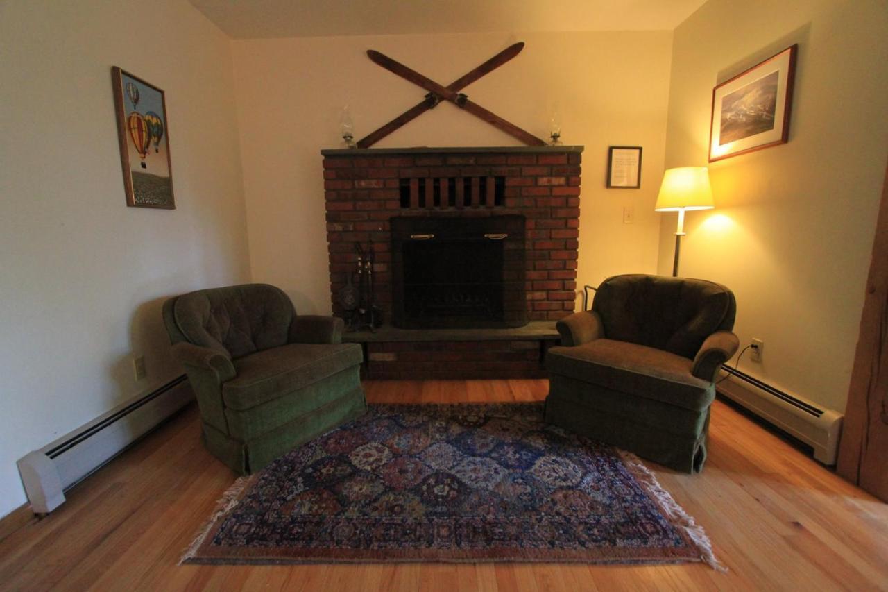 Quaint Stowe Cabin Exterior photo