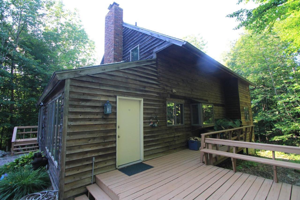 Quaint Stowe Cabin Exterior photo
